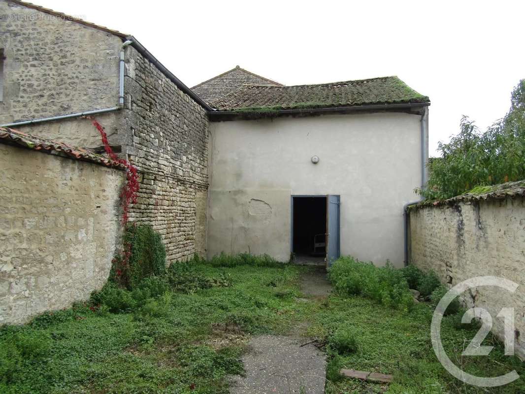 Maison à CHEF-BOUTONNE