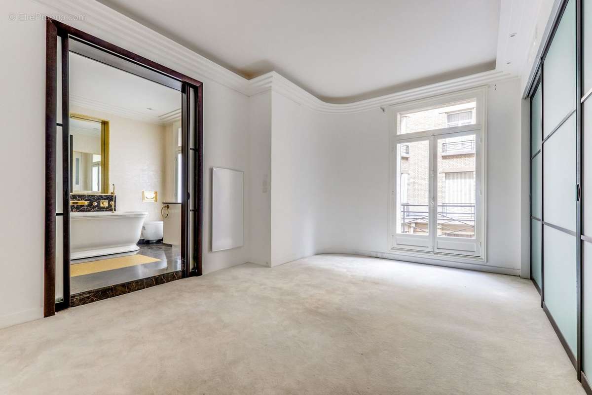 Appartement à PARIS-8E