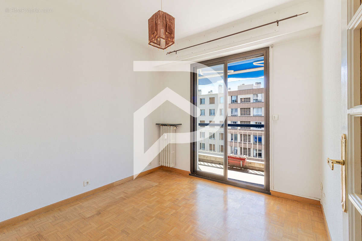 Appartement à MARSEILLE-4E