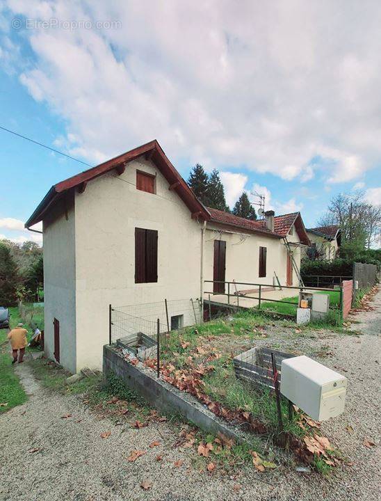 Maison à COUZE-ET-SAINT-FRONT