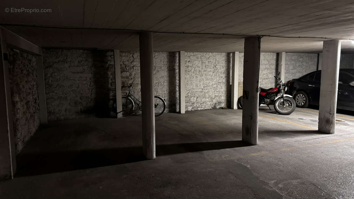 Parking à PARIS-10E