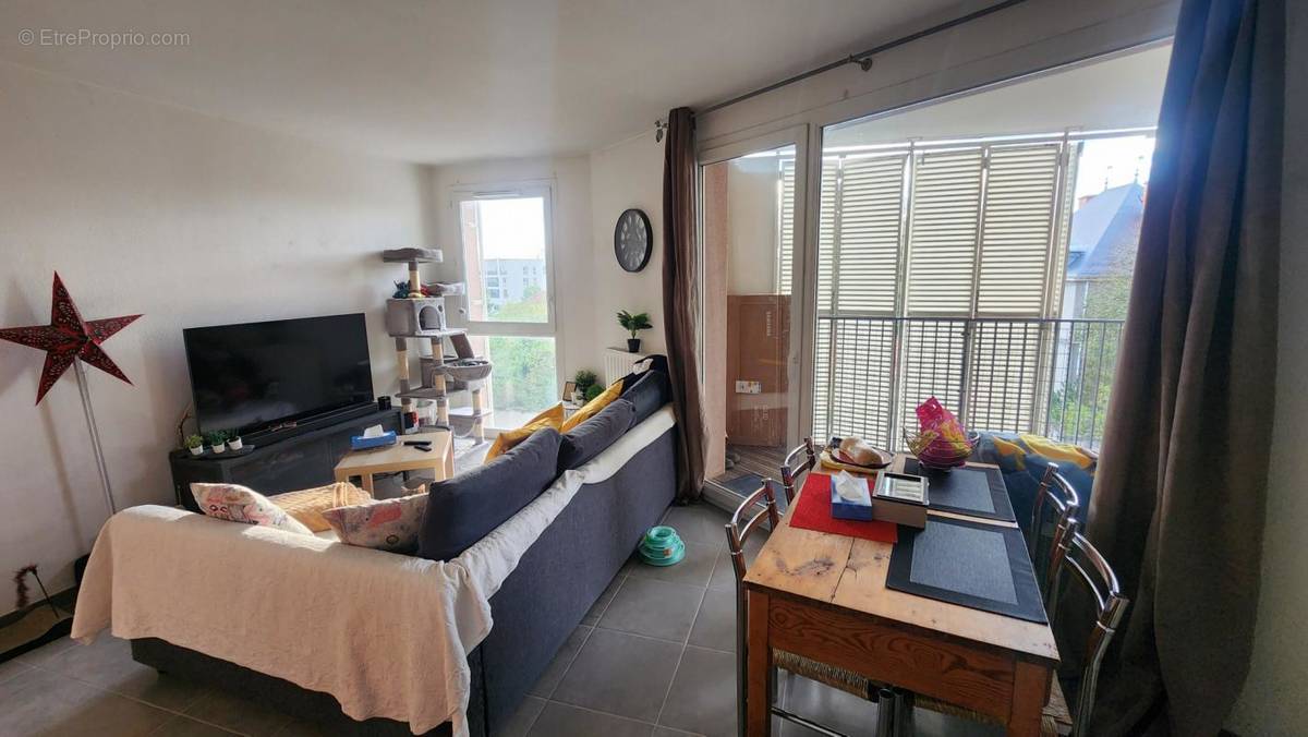 Appartement à MEYZIEU