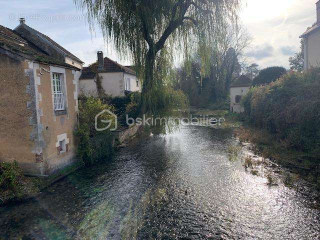 Maison à DRUYES-LES-BELLES-FONTAINES