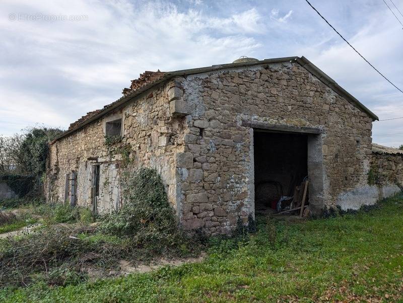 Maison à SAINT-PIERRE-DES-ECHAUBROGNES