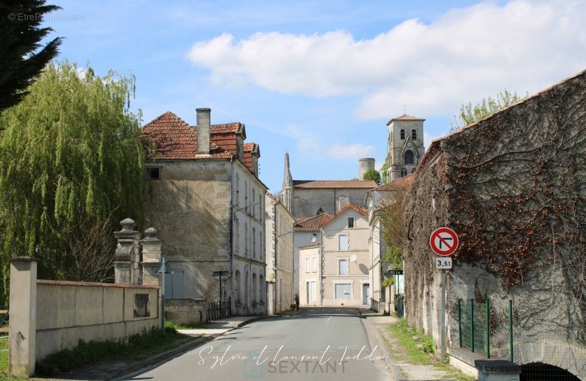 Maison à BARBEZIEUX-SAINT-HILAIRE