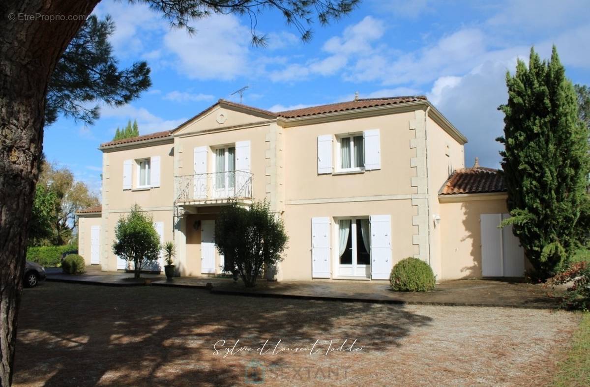 Maison à BARBEZIEUX-SAINT-HILAIRE