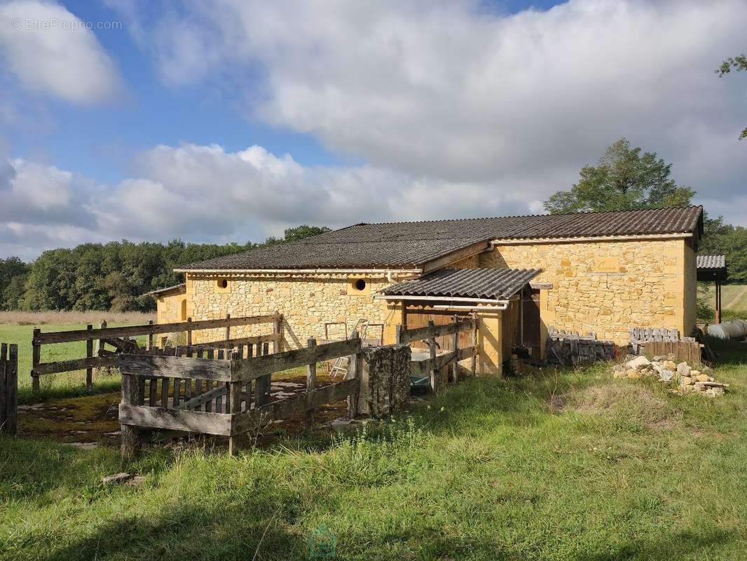 Maison à MAUZAC-ET-GRAND-CASTANG