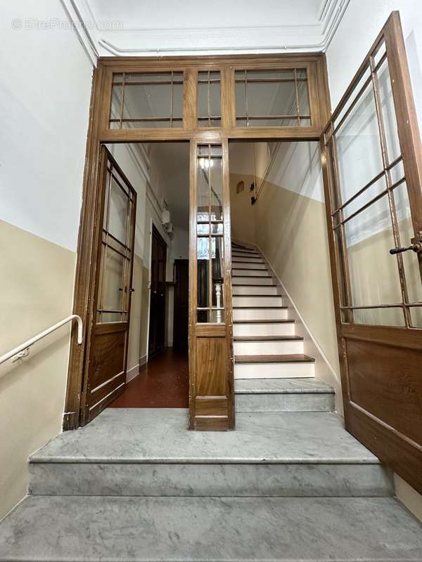 Cage d&#039;escalier immeuble  - Appartement à MARSEILLE-5E