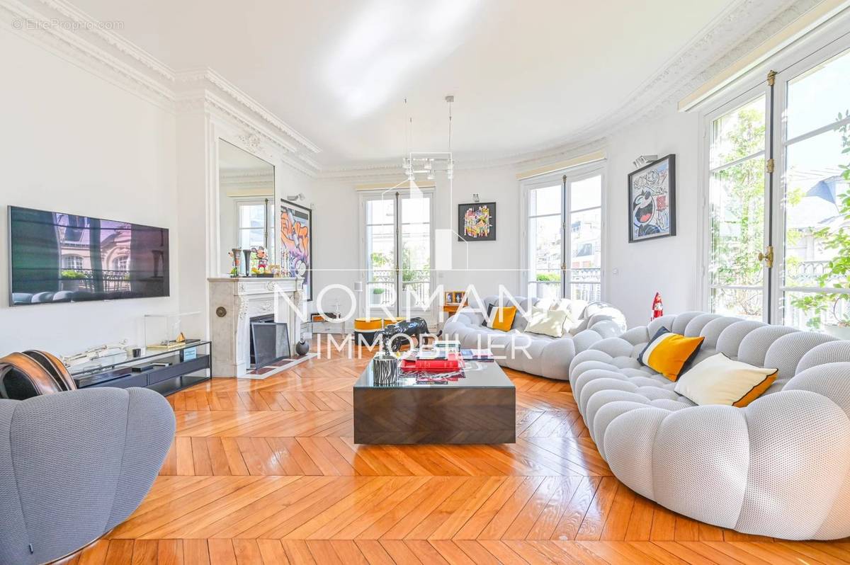 Appartement à PARIS-17E