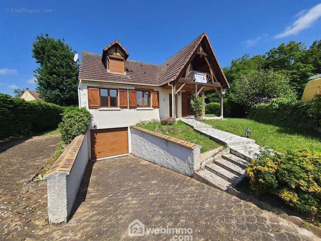 Venez découvrir cette maison familiale de 150 m². - Maison à MONTCOURT-FROMONVILLE