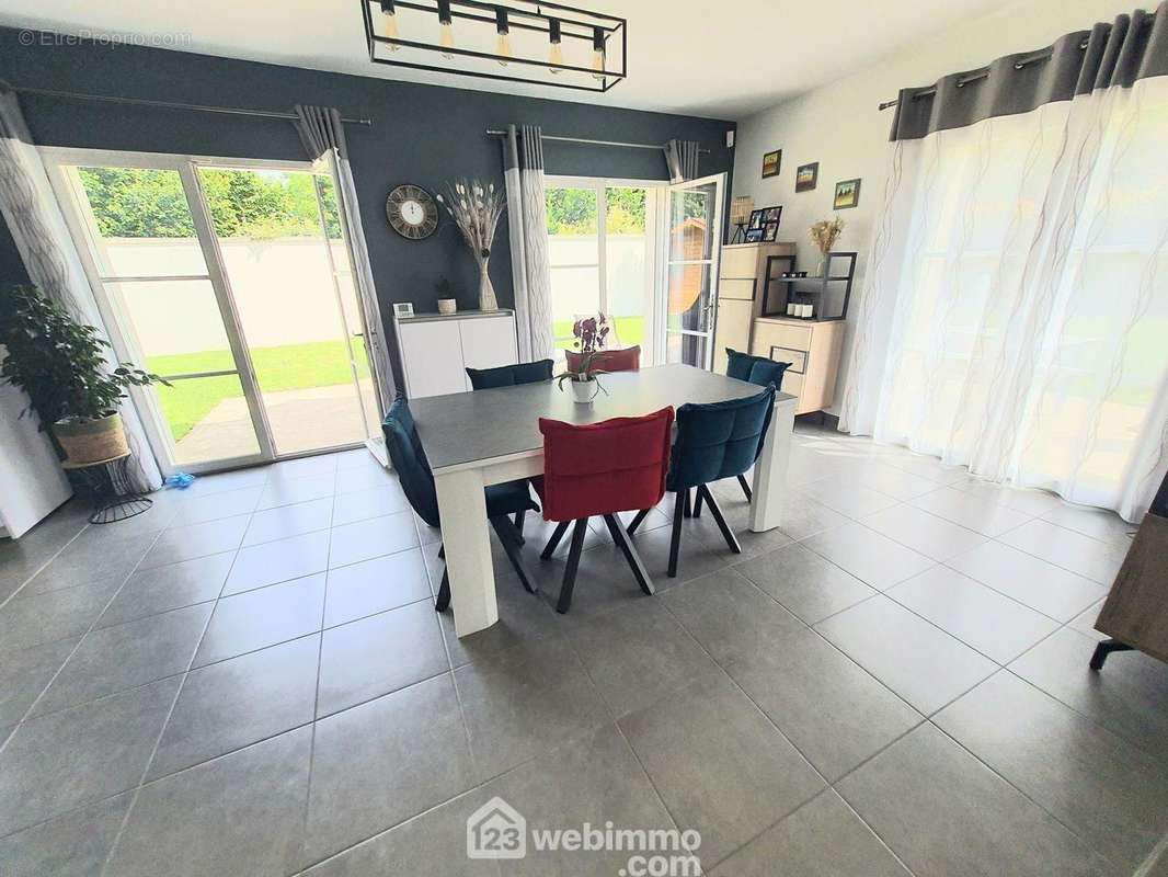 Un espace salle à manger ouvert sur la terrasse. - Maison à FONTAINEBLEAU