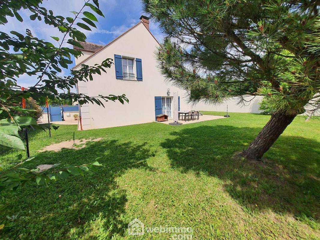 Un jardin clôturé de 600 m². - Maison à FONTAINEBLEAU