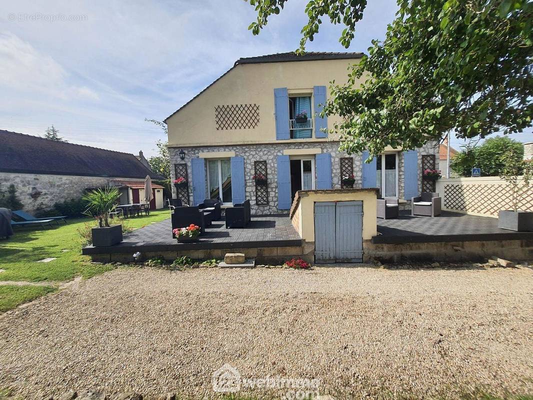 Une grande terrasse. - Maison à BOURRON-MARLOTTE