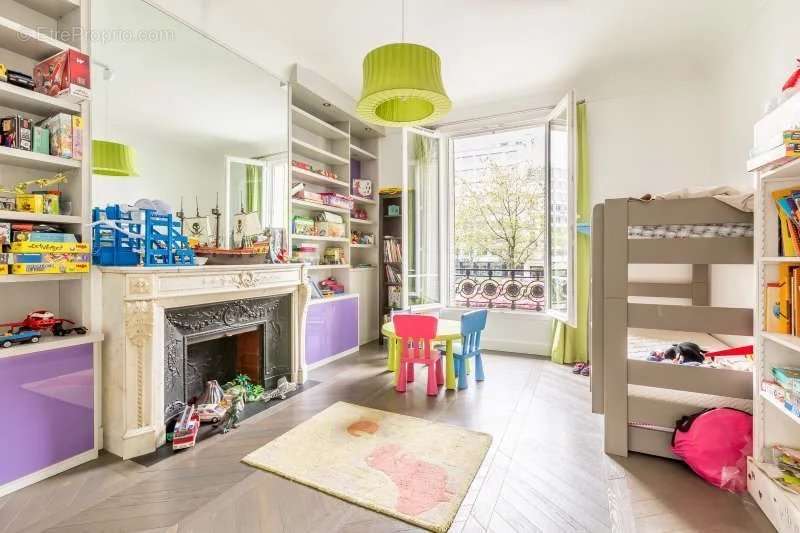 Appartement à NEUILLY-SUR-SEINE