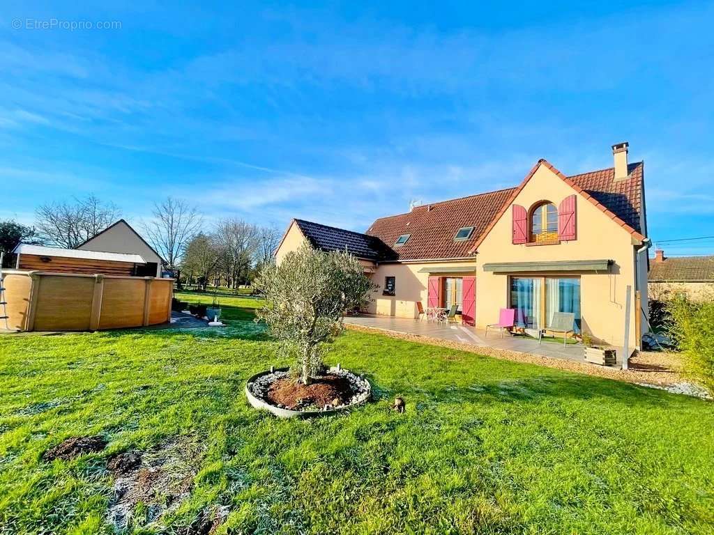 Maison à LA ROCHE-EN-BRENIL