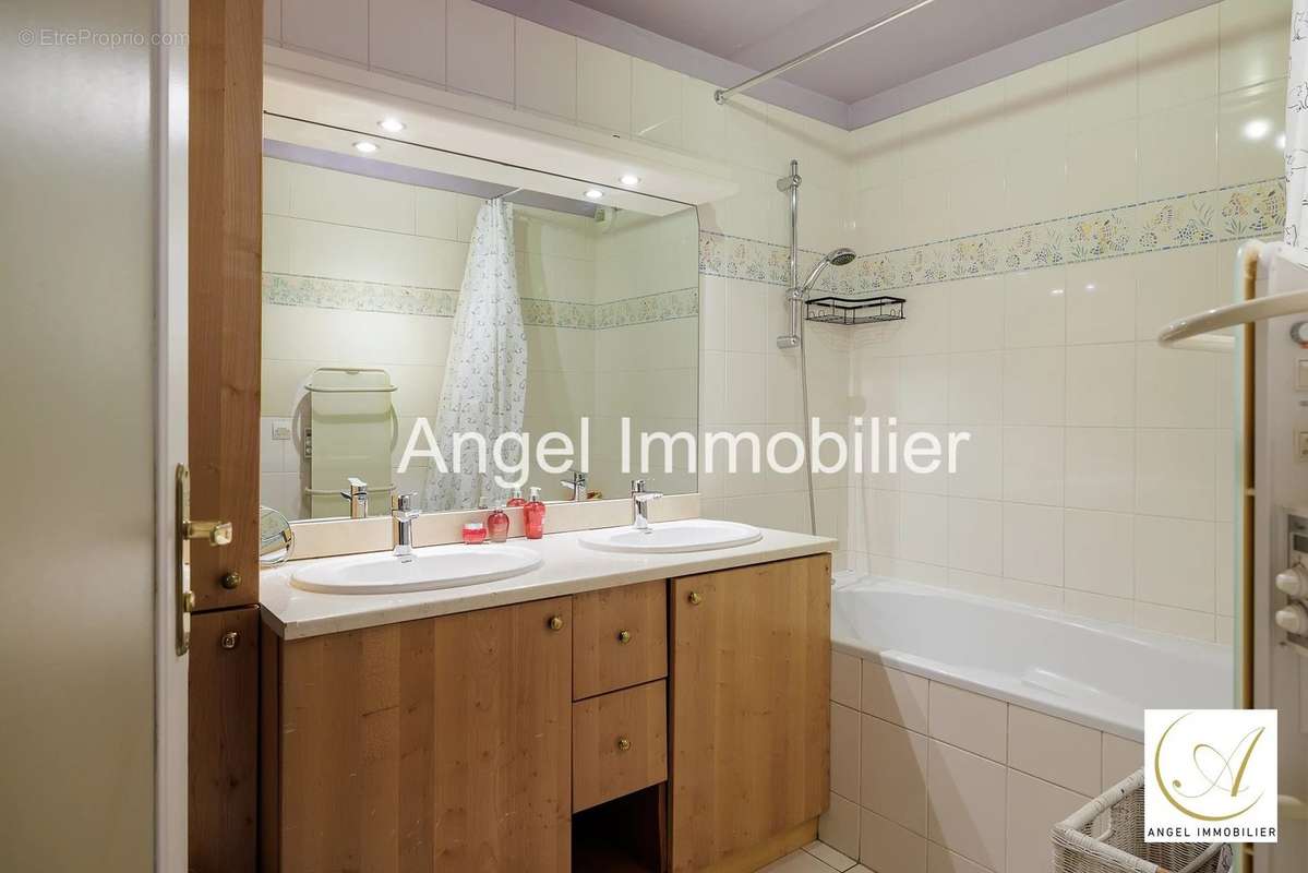 Appartement à CHARENTON-LE-PONT