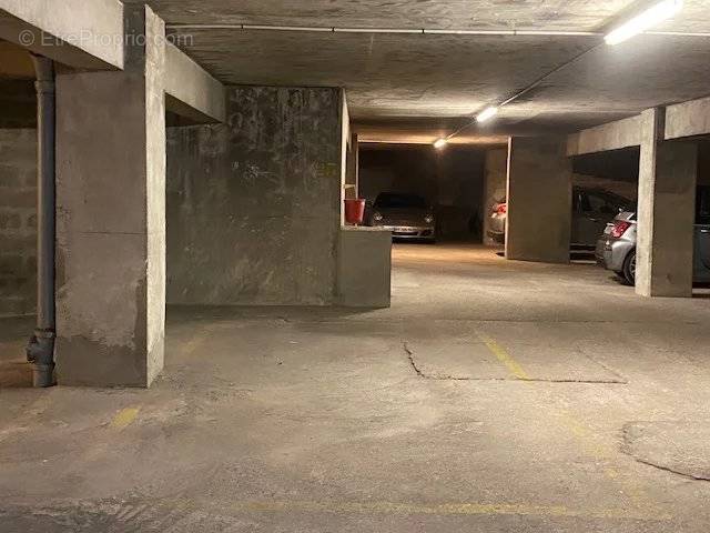 Parking à PARIS-16E