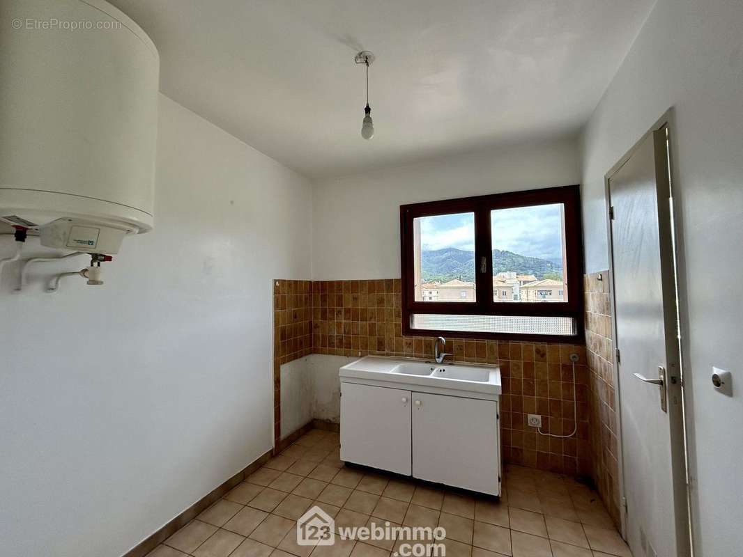 Cuisine indépendante de 7 m2 - Appartement à SAN-NICOLAO