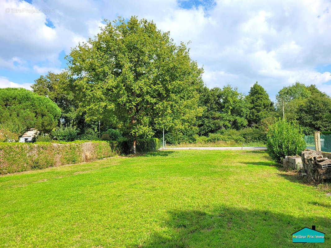 Terrain à CORCOUE-SUR-LOGNE