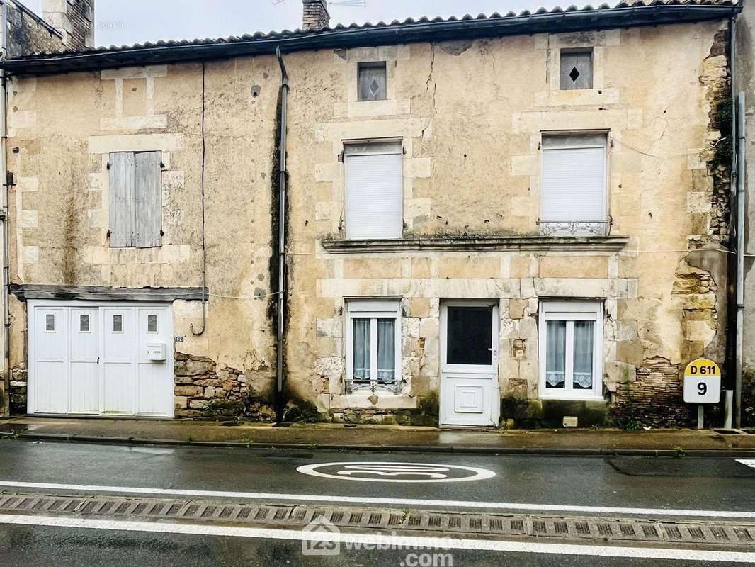 Maison de ville de 74 m2 habitables sur terrain de 295 m2. - Maison à COULOMBIERS