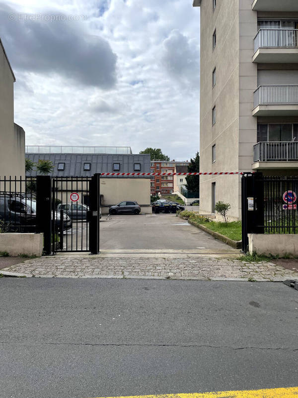 Parking à LE PRE-SAINT-GERVAIS