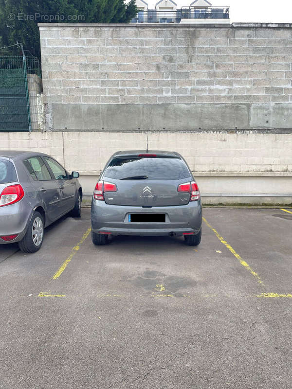 Parking à LE PRE-SAINT-GERVAIS