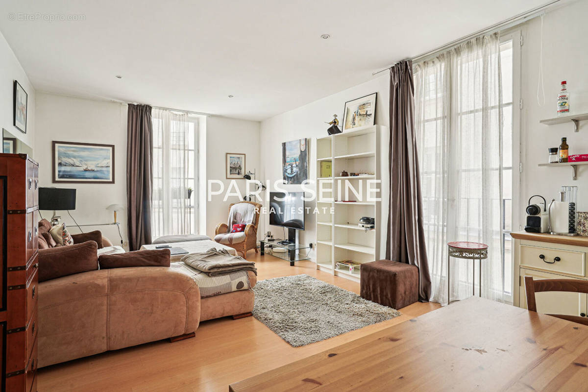 Appartement à PARIS-1E