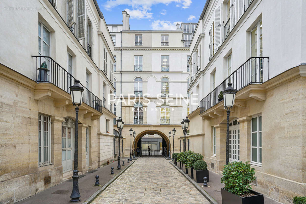 Appartement à PARIS-1E