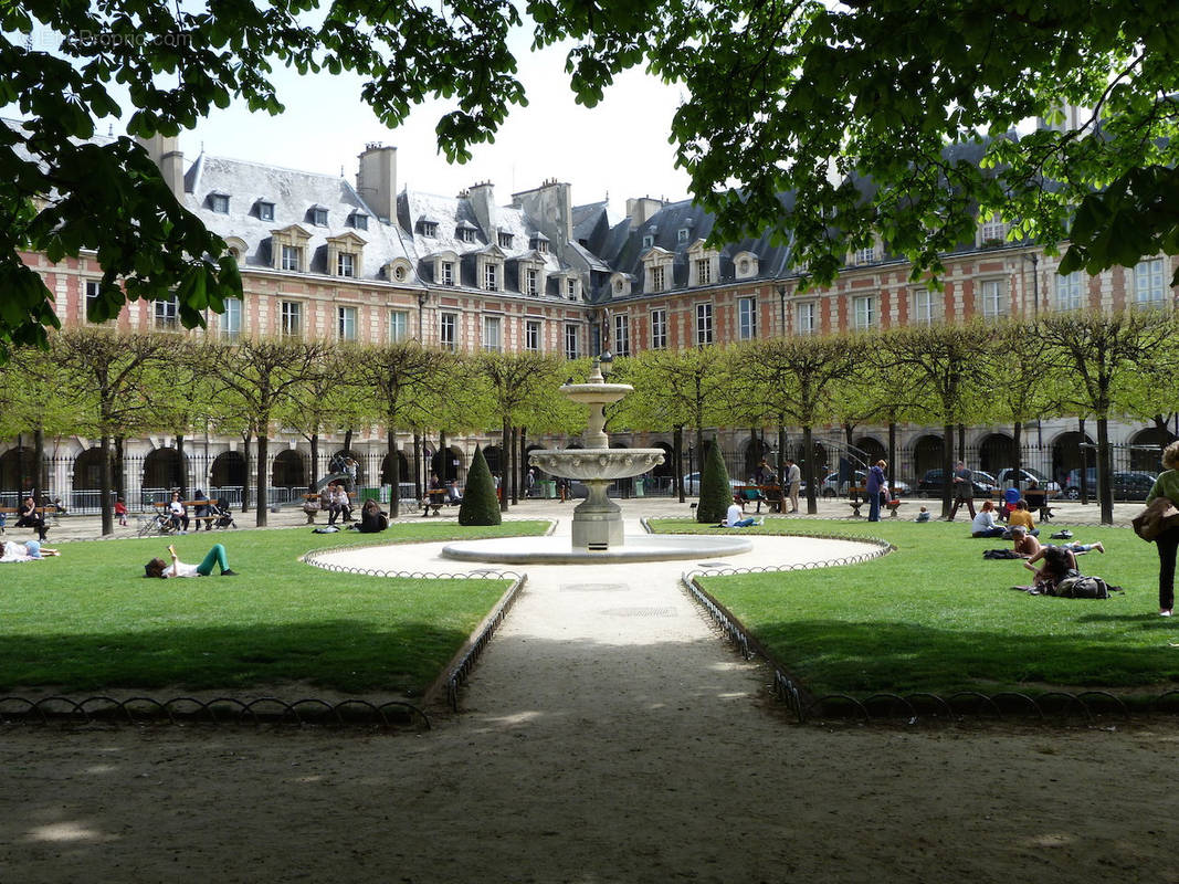 Parking à PARIS-4E