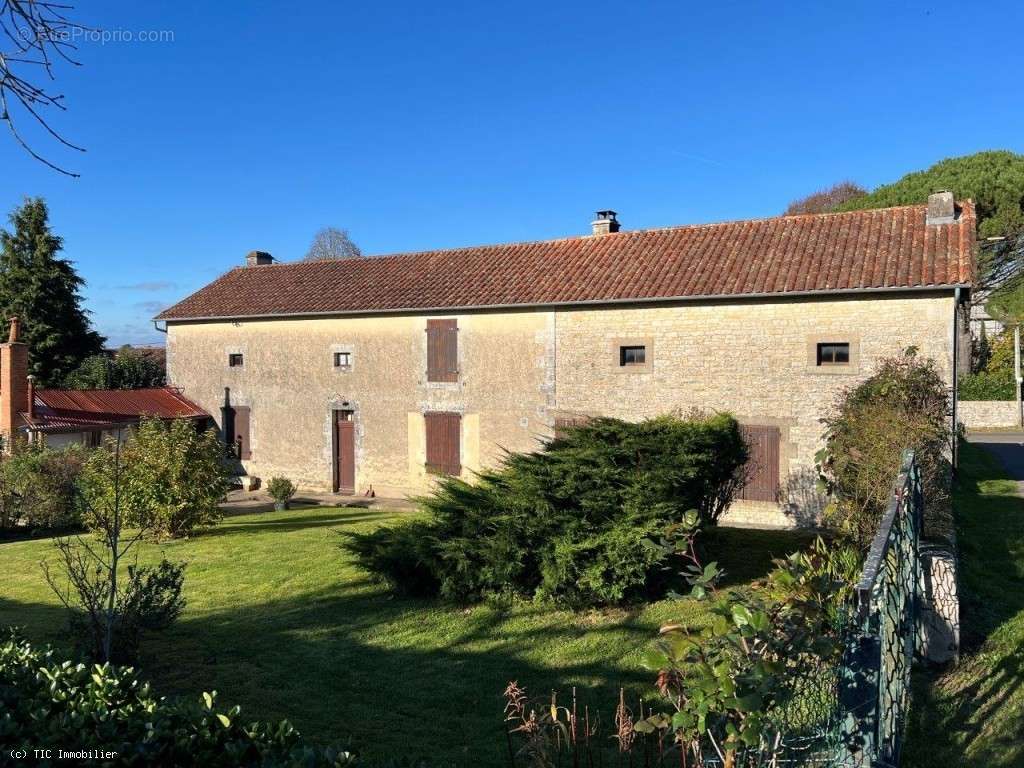 Maison à NANTEUIL-EN-VALLEE