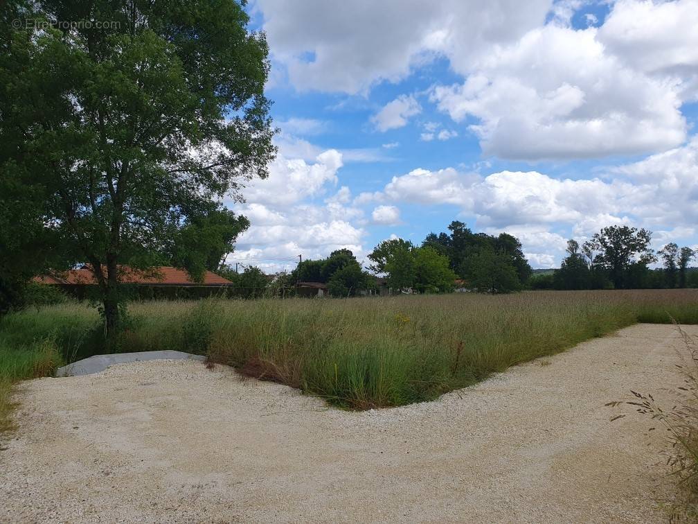 Terrain à SAINT-MEDARD-DE-GUIZIERES