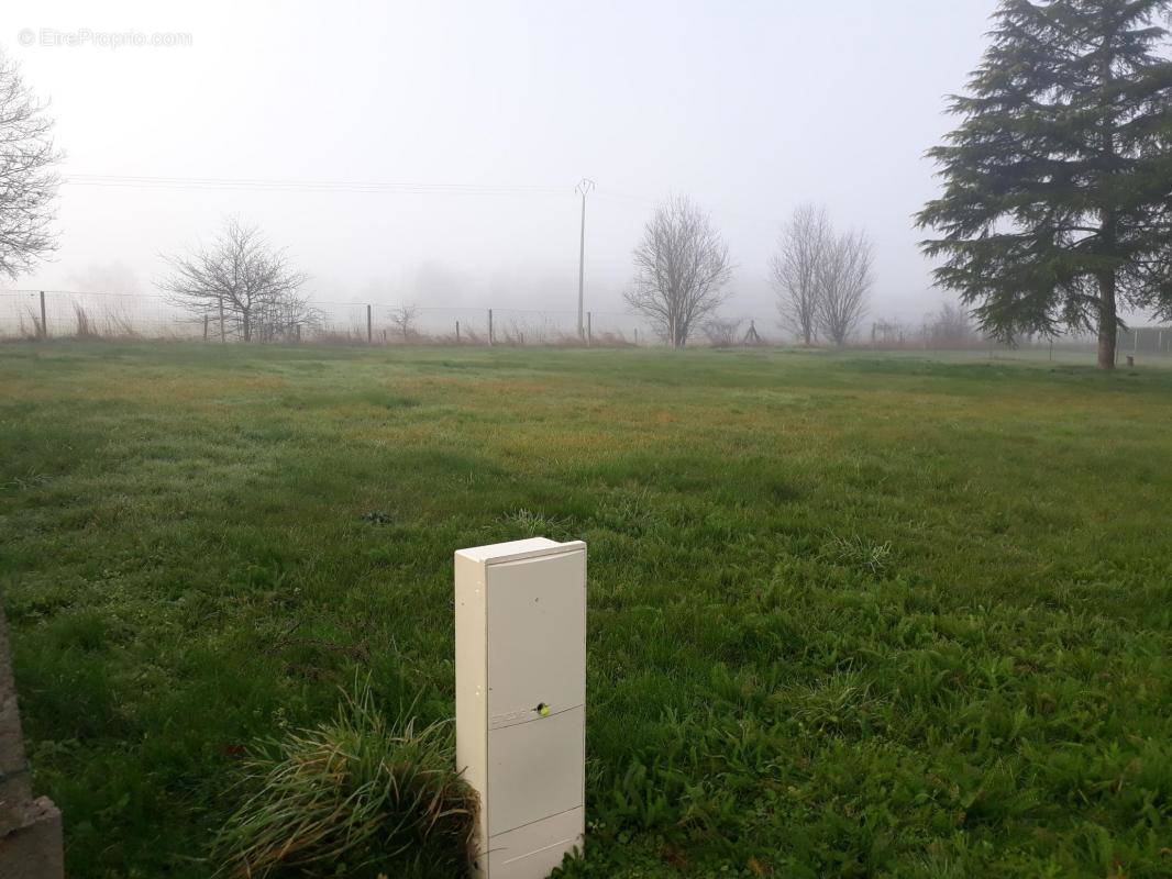 Terrain à LES ARTIGUES-DE-LUSSAC