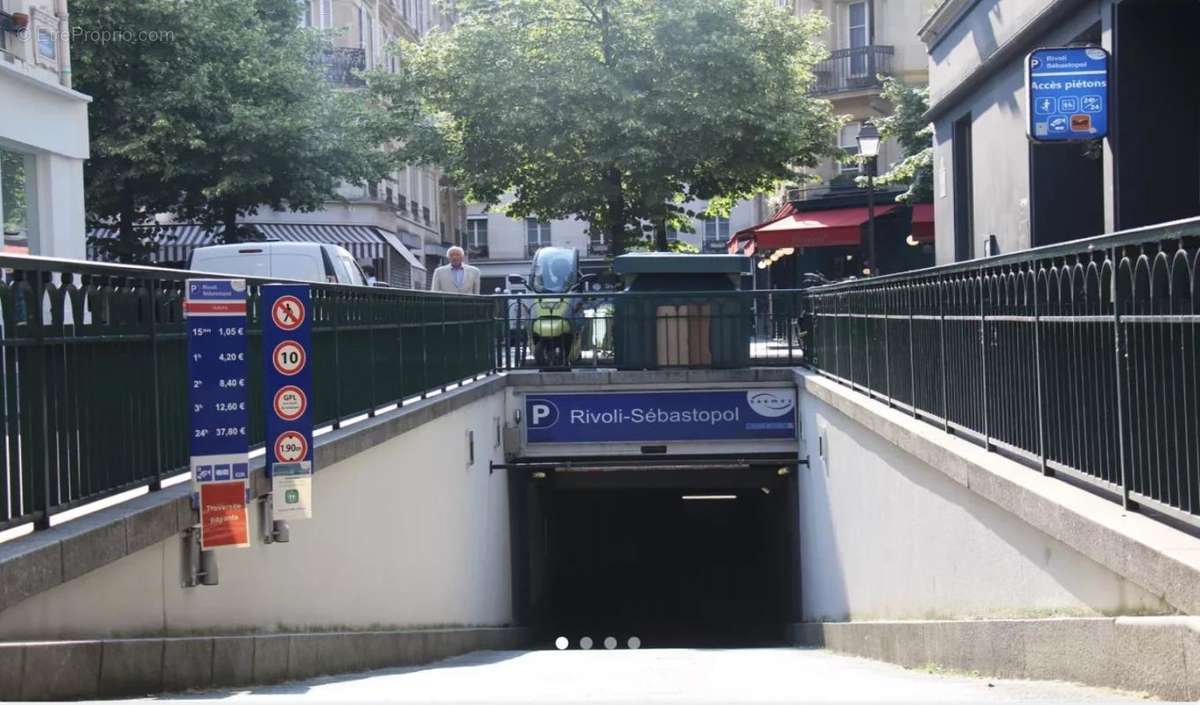 Parking à PARIS-4E