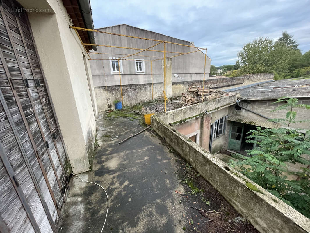 Appartement à BAGNOLS-SUR-CEZE