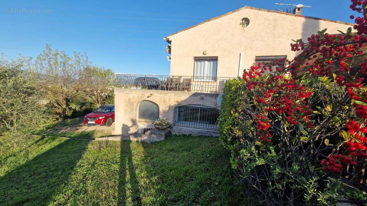 Maison à LA ROQUETTE-SUR-SIAGNE