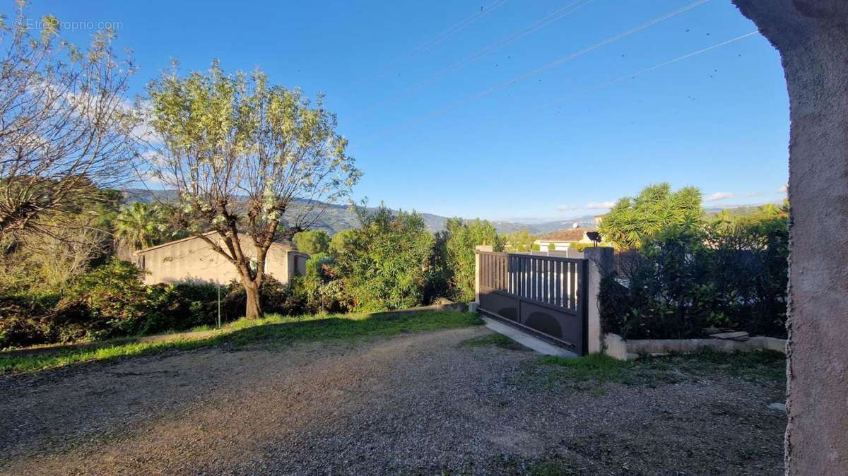 Maison à LA ROQUETTE-SUR-SIAGNE