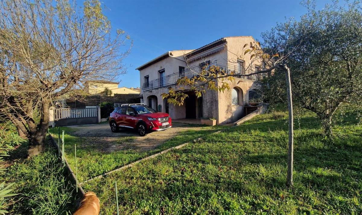 Maison à LA ROQUETTE-SUR-SIAGNE