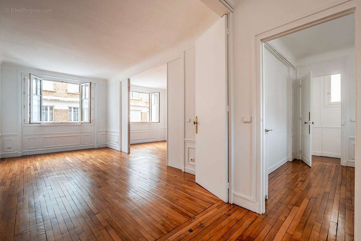 Appartement à PARIS-16E