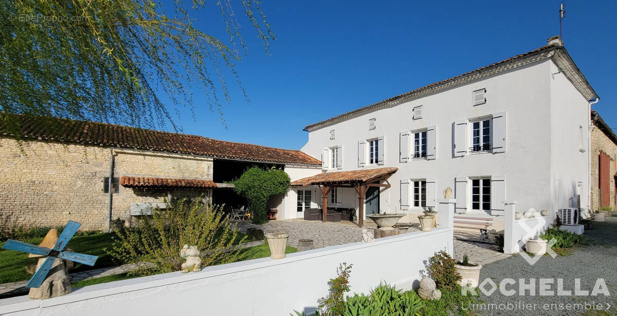 Façade - Maison à SAINT-JEAN-D&#039;ANGELY