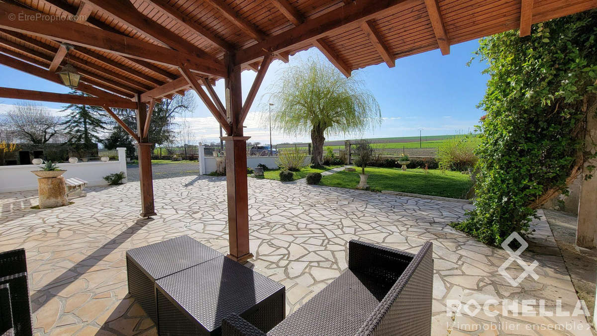 Terrasse avant - Maison à SAINT-MARTIN-DE-JUILLERS