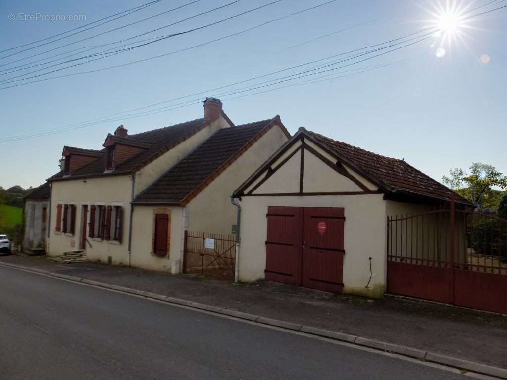 Maison à POUZY-MESANGY