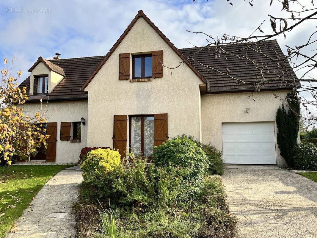 Maison à LA QUEUE-LES-YVELINES