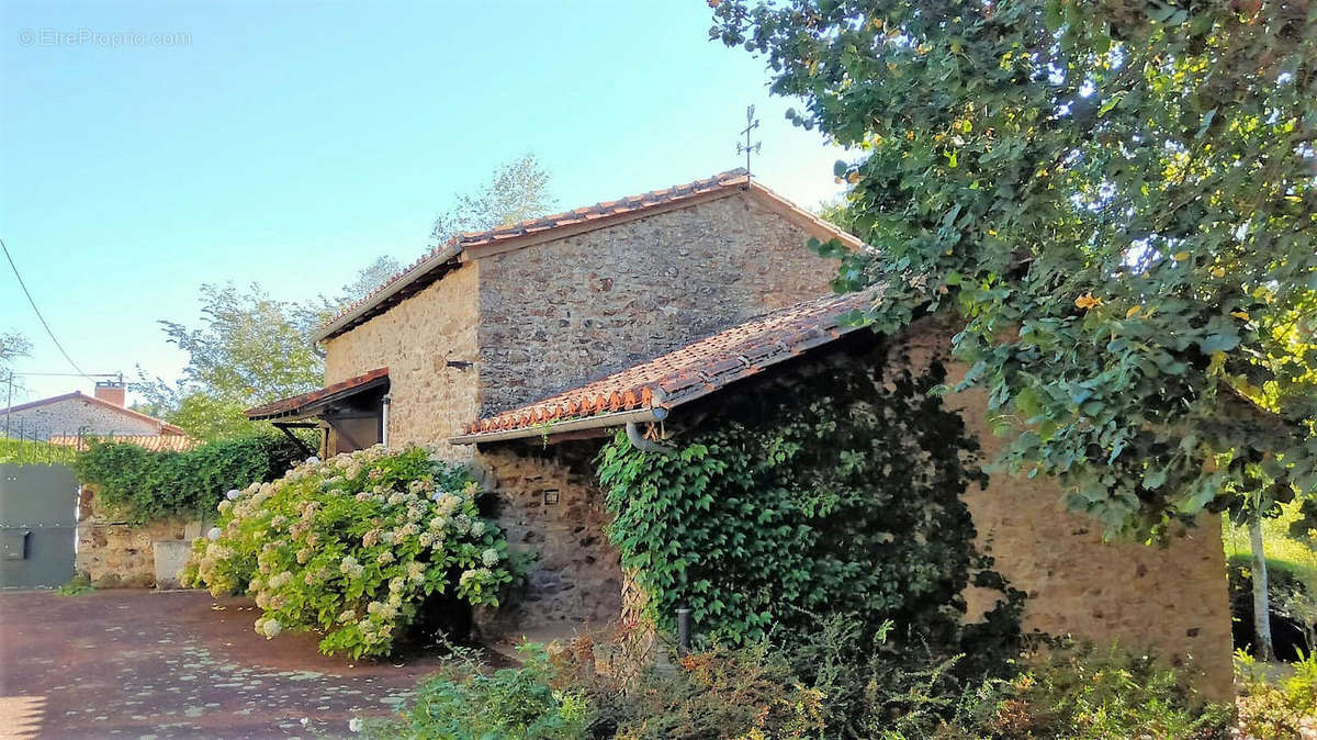 SMART SMALL BARN - Maison à MASSIGNAC