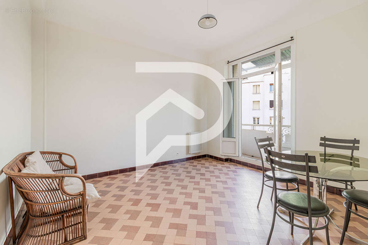 Appartement à MARSEILLE-5E