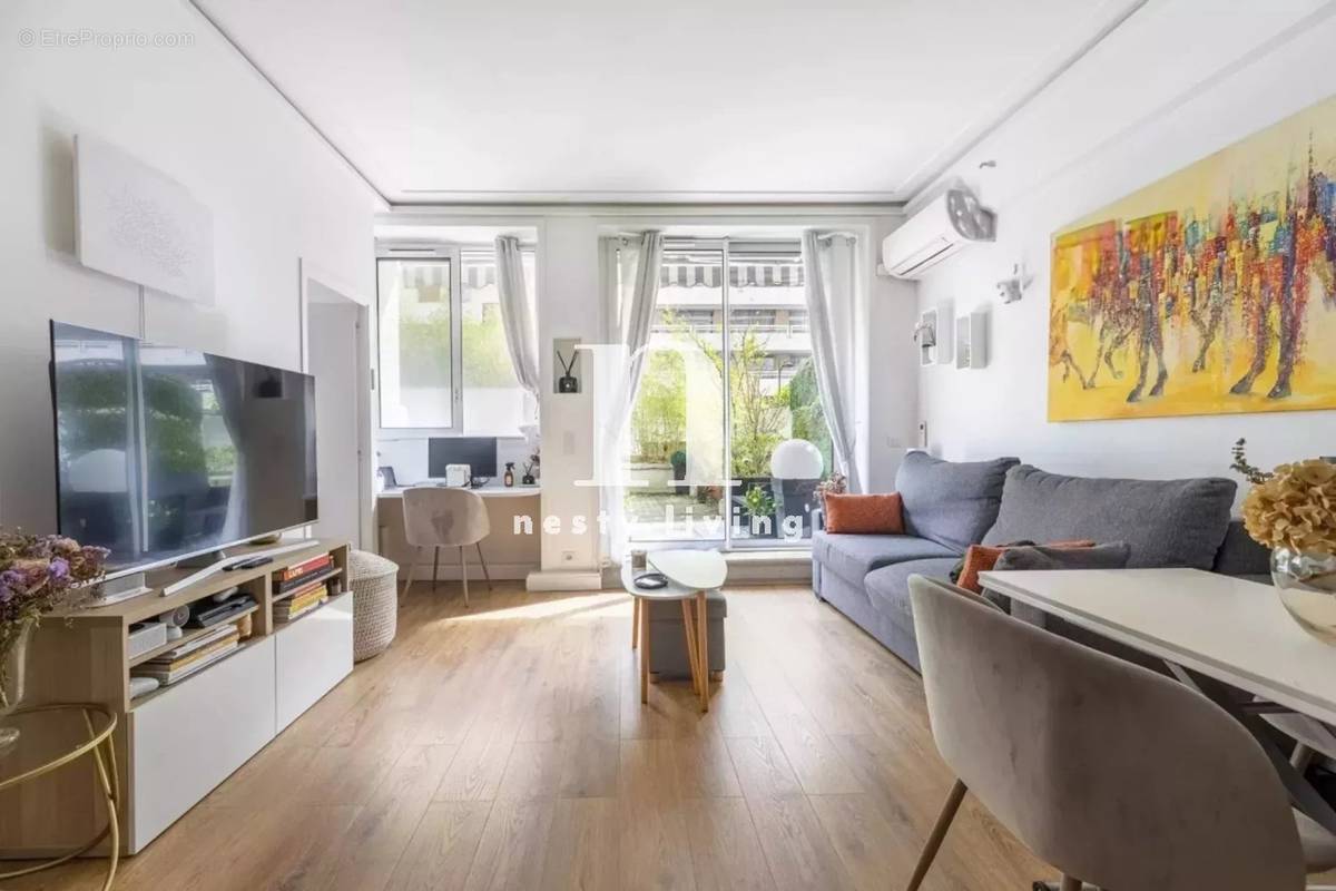 Appartement à PARIS-16E