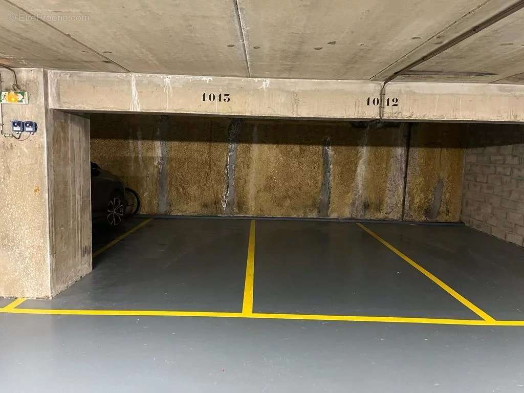 Parking à PARIS-8E