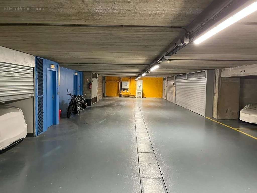 Parking à PARIS-8E