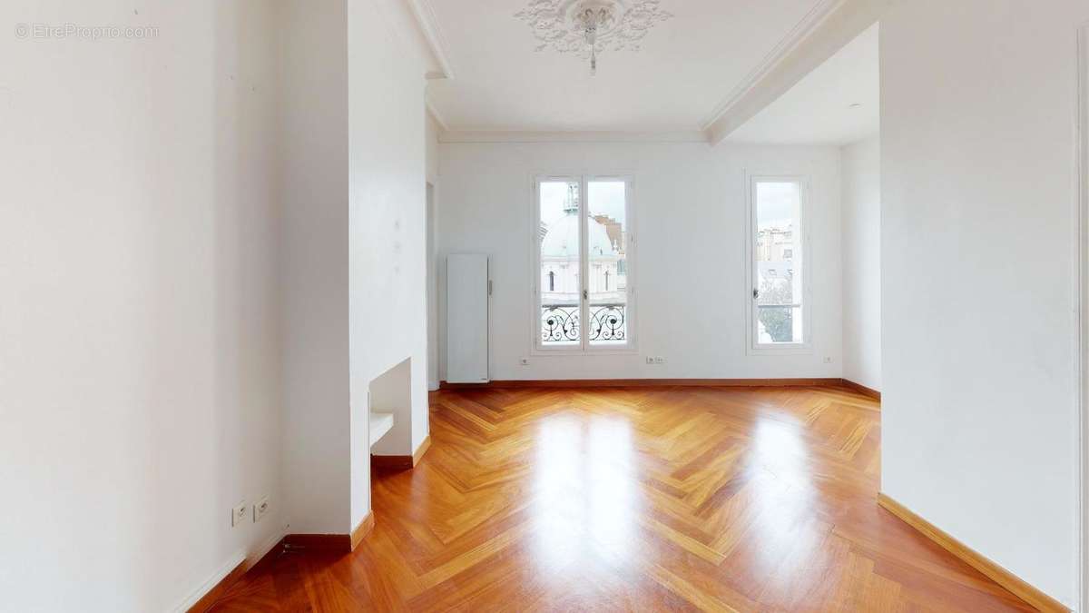   - Appartement à PARIS-16E