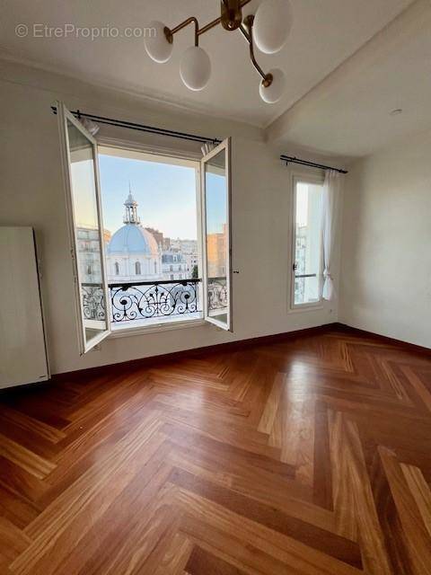   - Appartement à PARIS-16E