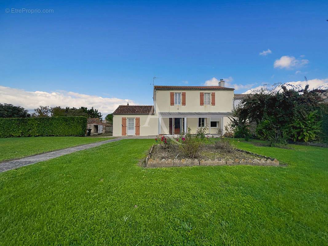 Maison à SAINTE-RADEGONDE-DES-NOYERS